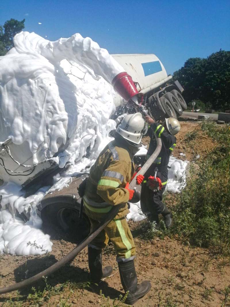 Із перекинутої вантажівки нафта не вилилася тільки завдяки високому професіоналізмові полтавських рятувальників. Фото з сайту ГУ ДСНС у Полтавській області